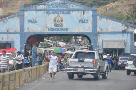 Chegando à fronteira entre Honduras e El Salvador. Lá vem o cara correndo para nos 'ajudar' nos trâmites...